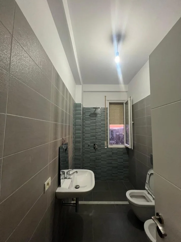 Tirane, jepet me qera apartament 3+1 Kati 9, 115 m² 600 € (Fusha e Aviacionit)