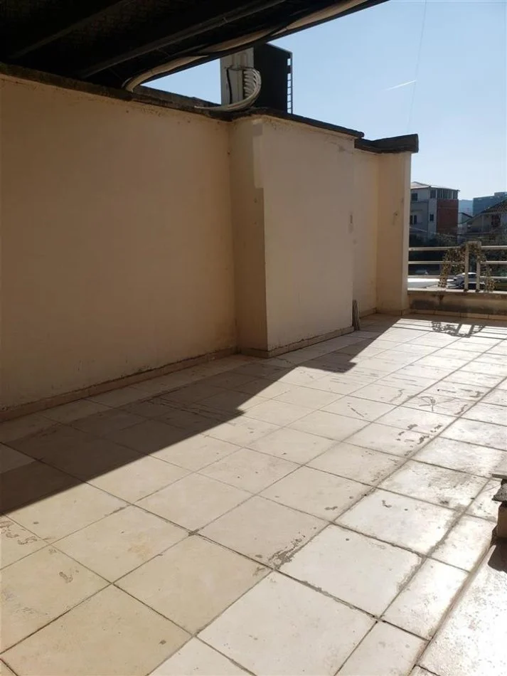 Tirane, jap me qera apartament 2+1+Ballkon Kati 2, 145 m² 550 € (Fusha e Aviacionit)