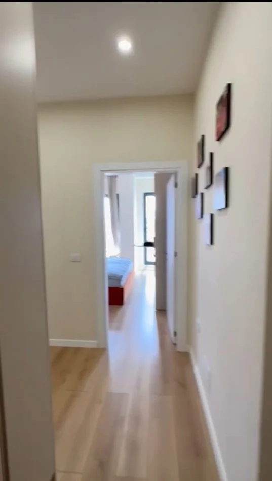 Tirane, jepet me qera apartament 1+1+Ballkon Kati 7, 70 m² 650 € (Shkolla e Kuqe, Rruga Qemal Stafa)