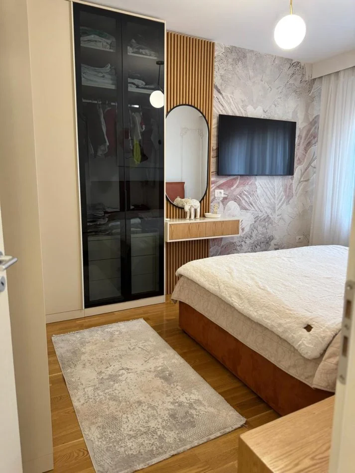 Tirane, jap me qera apartament 1+1+Ballkon Kati 1, 75 m² 1.000 € (Rruga e Barrikadave)