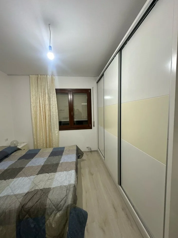 Tirane, jap me qera apartament 1+1+Ballkon Kati 1, 65 m² 470 € (Kopshti Botanik, afer Xhamise)