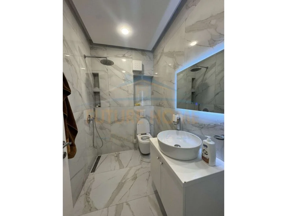 Tirane, jepet me qera apartament 2+1+Aneks+Ballkon Kati 6, 100 m² 600 € (astir)