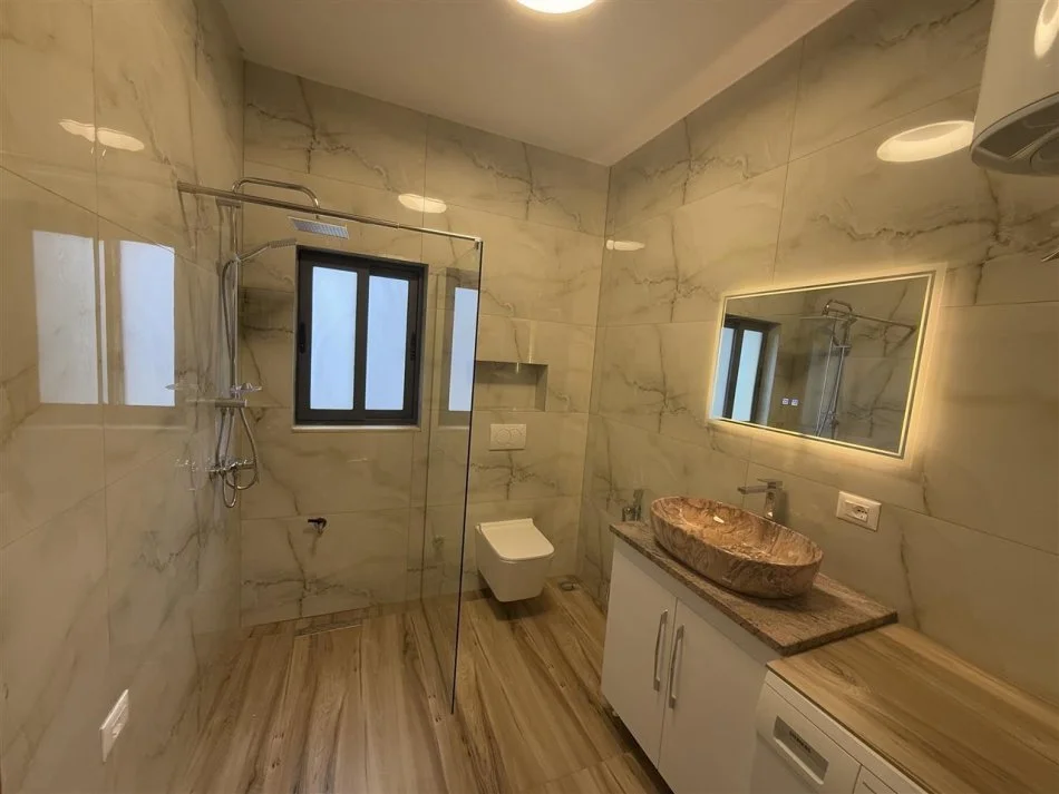 Tirane, jap me qera 2+1+Ballkon Kati 4, 95 m² 700 € (Don Bosko)