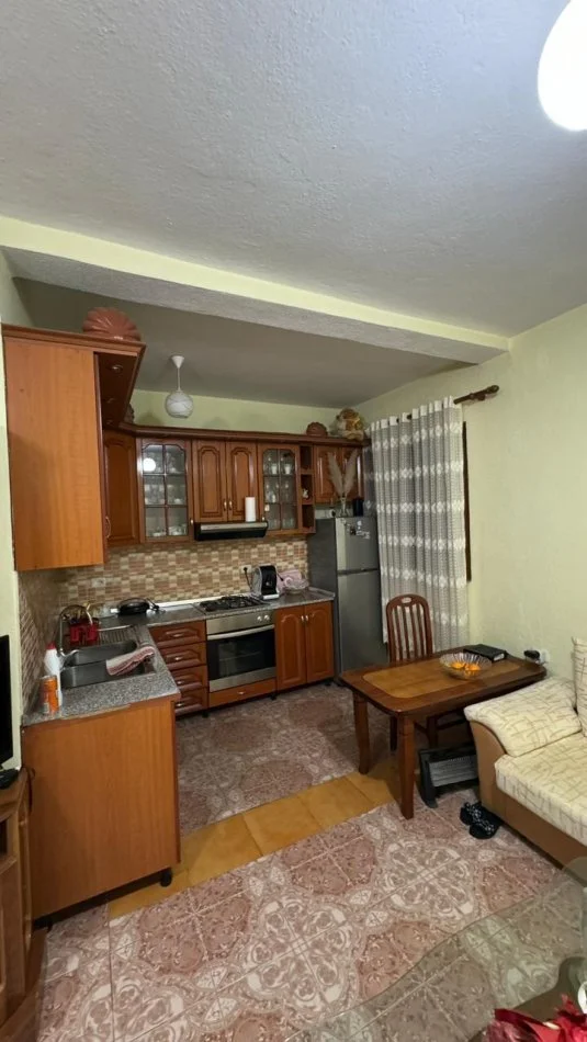 Tirane, jepet me qera apartament 2+1 Kati 1, 75 m² 430 € (Spitali Ushtarak)