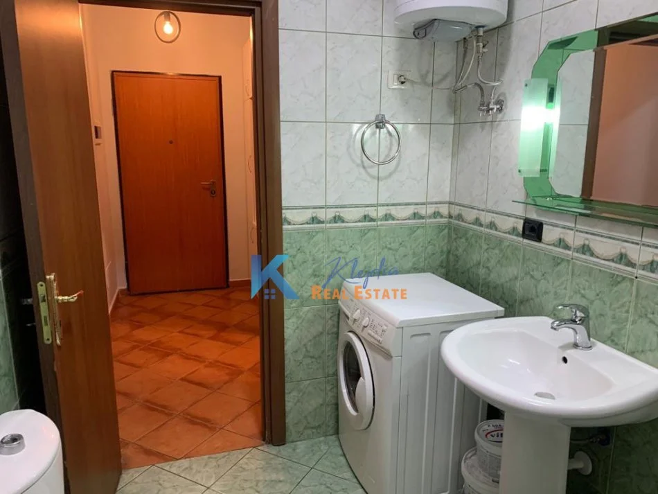 Tirane, jap me qera apartament 1+1+Ballkon Kati 8, 68 m² 500 € (kompleksi Panorama)