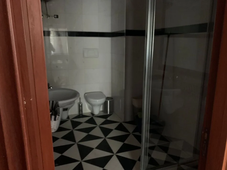 Tirane, jepet me qera apartament 2+1+Ballkon Kati 8, 100 m² 1.300 € (Bllok, prane Librit Universitar)