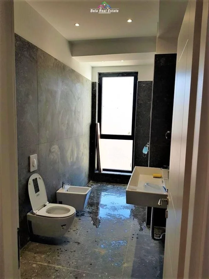 Tirane, jepet me qera zyre Kati 4, 110 m² 850 € (Qender, Rruga e Barrikadave)