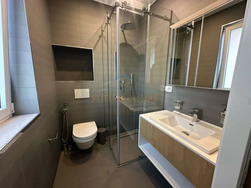 Tirane, jepet me qera apartament 3+1+Aneks+Ballkon Kati 10, 160 m² 2.500 € (garda bllok)