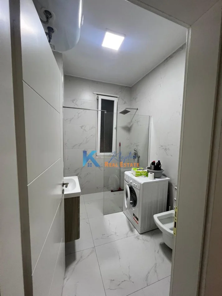 Tirane, jap me qera apartament 2+1+Ballkon Kati 4, 85 m² 600 € (Fusha e Aviacionit, afer shkolles Dhora Leka)