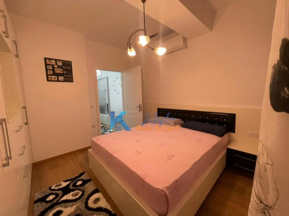 Tirane, jap me qera apartament 1+1 Kati 4, 55 m² (mbi Brrylin, afer pasticeri Tito, rruga Endri Keko)