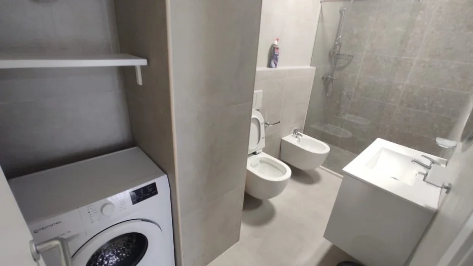 Tirane, jepet me qera apartament 1+1+Ballkon Kati 5, 55 m² 600 € (Xhamia e Tabakeve, prane Klinikes Glozheni)