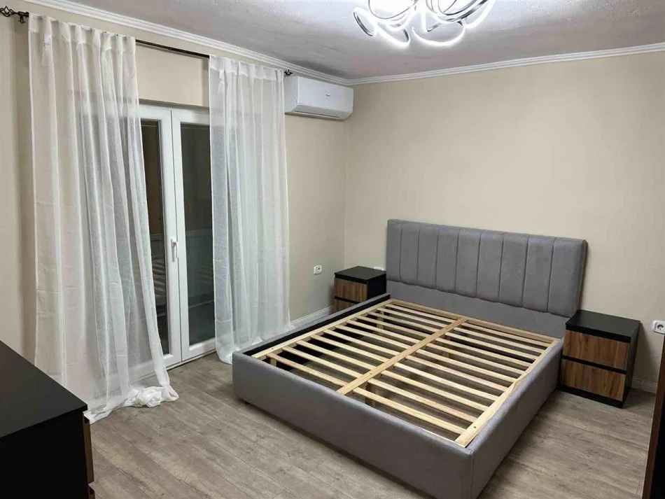 Tirane, jepet me qera apartament 1+1+Ballkon Kati 5, 60 m² 600 € (Shkolla e Baletit, prane Viva Market)