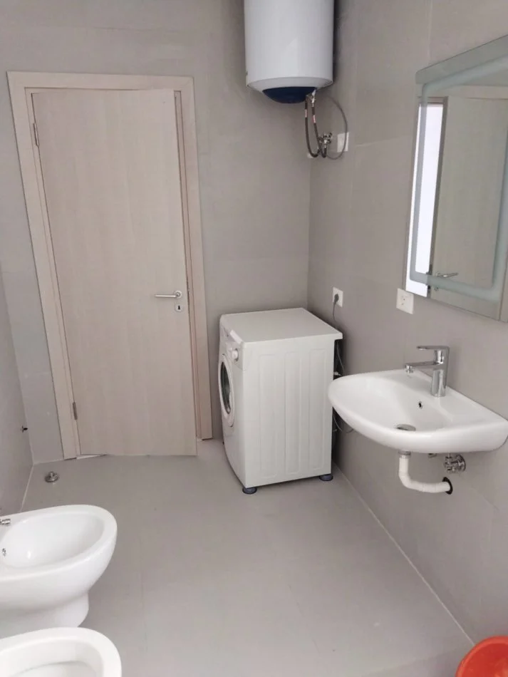 Tirane, jepet me qera apartament 2+1+Ballkon Kati 8, 100 m² 700 € (ish Fusha e Aviacionit, River Residence)