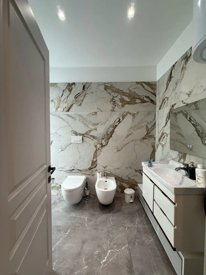 Tirane, jepet me qera apartament 2+1 Kati 1, 150 m² 1.700 € (Teg)