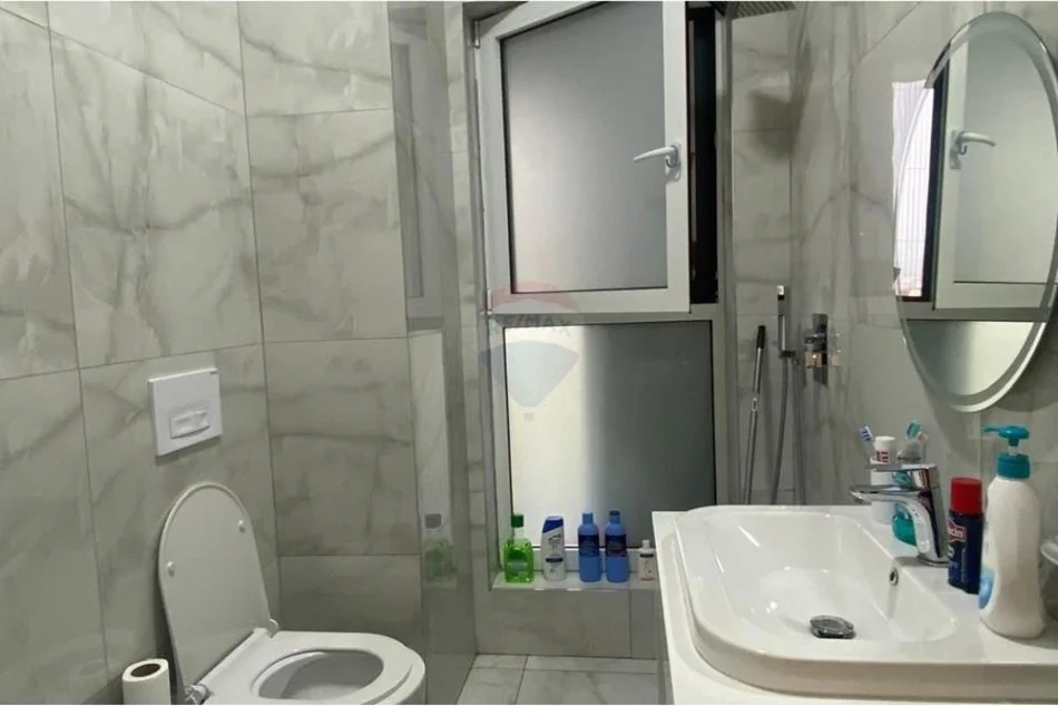 Tirane, jepet me qera apartament 1+1 Kati 4, 65 m² 550 € (Jordan Misja)