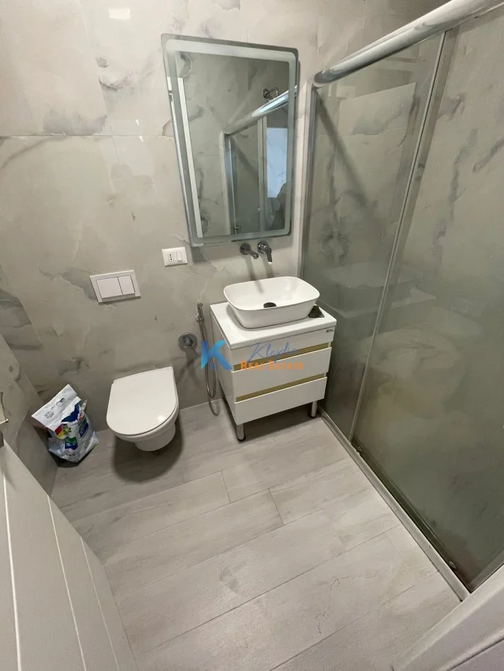 Tirane, jap me qera apartament 1+1+Ballkon Kati 10, 70 m² 580 € (Kompleksi Arlis, ne rrugen e Dibres)