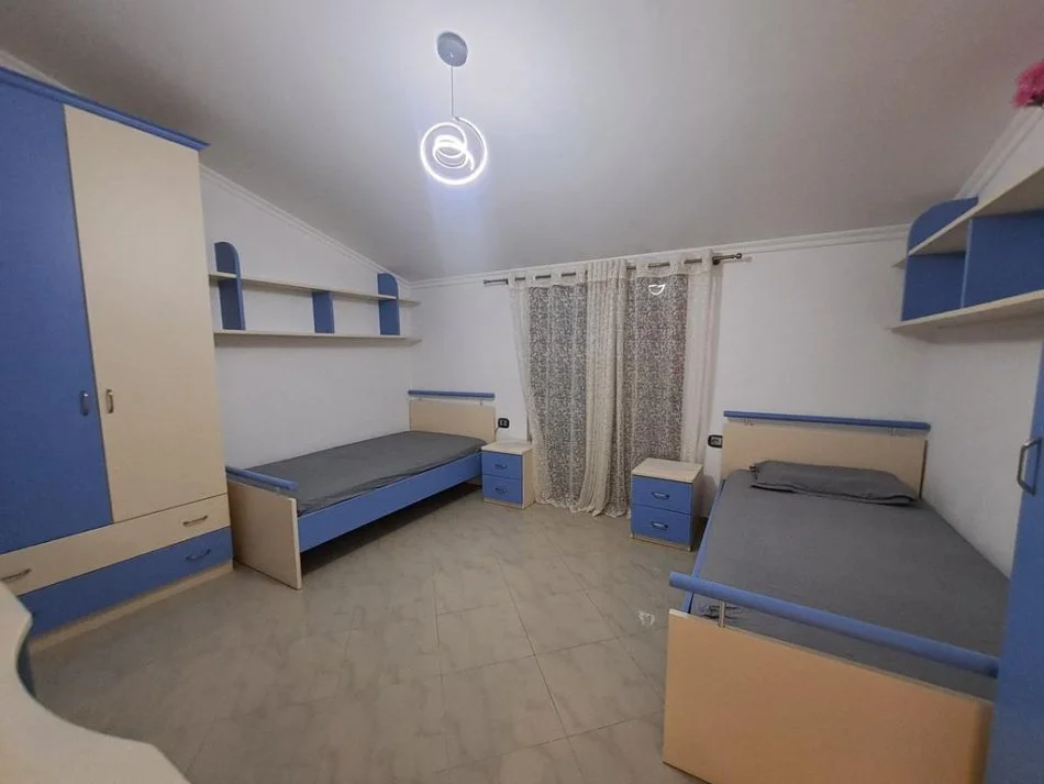 Tirane, jepet me qera apartament 2+1 , 500 € (selite)