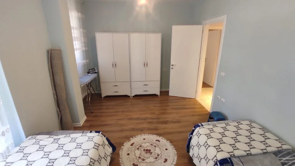 Tirane, jepet me qera apartament 2+1+Ballkon Kati 4, 110 m² 700 € (Porcelan, Kompleksi Erli)