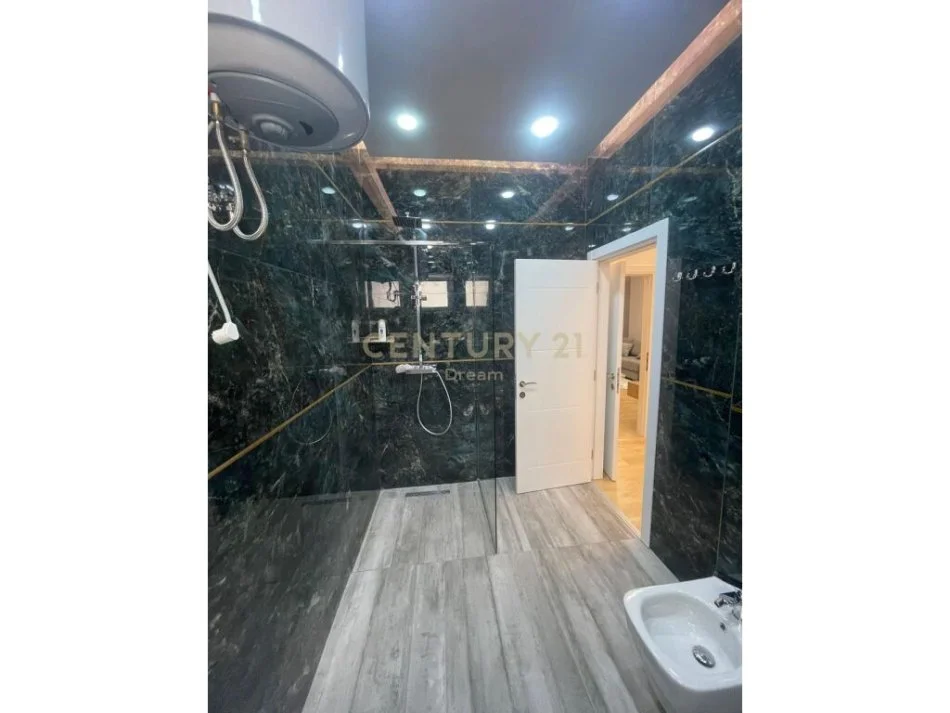 Tirane, jepet me qera apartament 2+1+Aneks+Ballkon Kati 7, 123 m² 800 € (Kompleksi Molla)