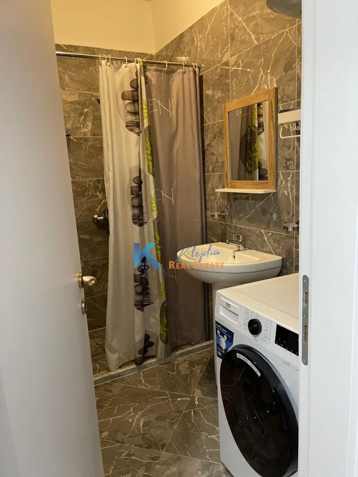 Tirane, jap me qera apartament 2+1+Ballkon Kati 8, 81 m² 600 € (21 Dhjetori, Kompleksi Star)