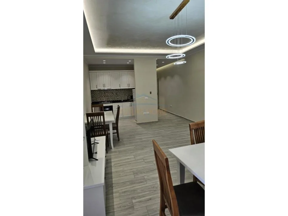 Tirane, shitet apartament 2+1 Kati 5, 200.000 € (RROTA KUQE PLAZH)