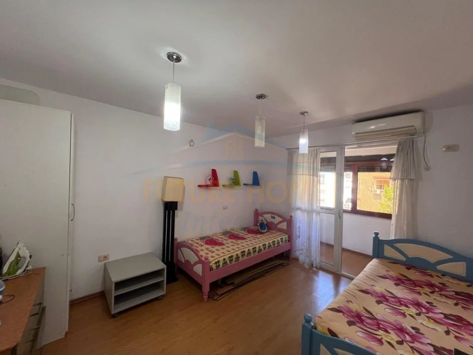 Tirane, jepet me qera apartament 2+1 Kati 4, 80 m² 400 € (Ish Tregu Elektrik, Tiranë.)