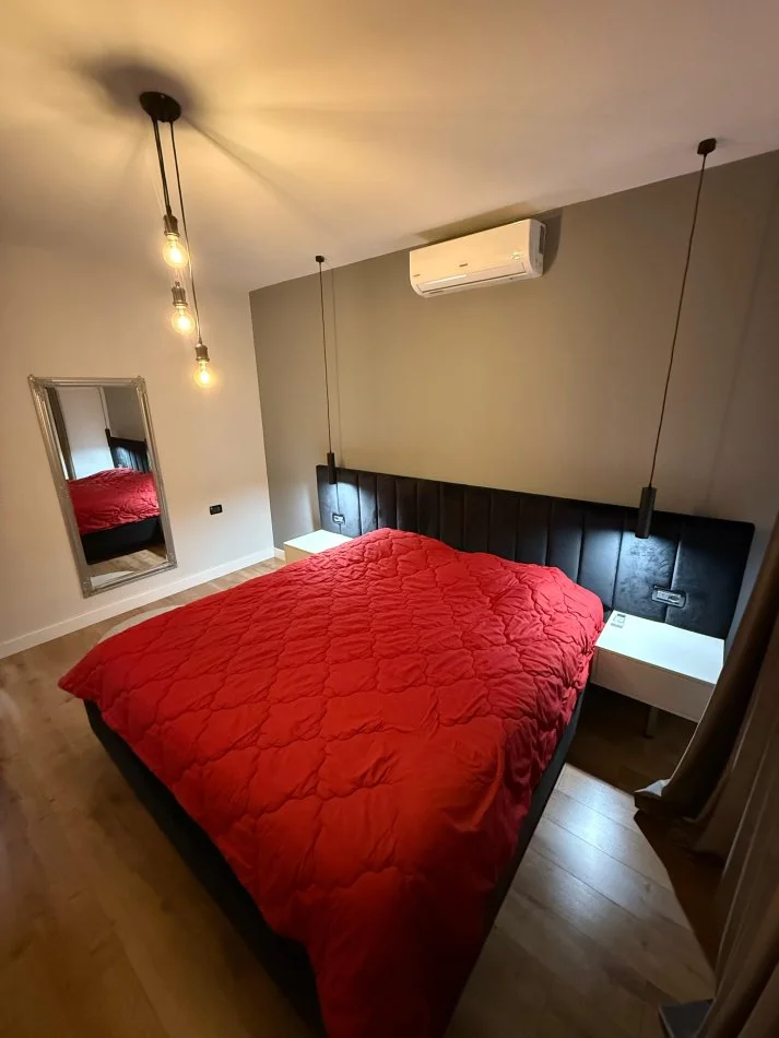 Tirane, jepet me qera apartament 1+1+Ballkon Kati 11, 70 m² 700 € (Komuna e Parisit, prane Kikes)