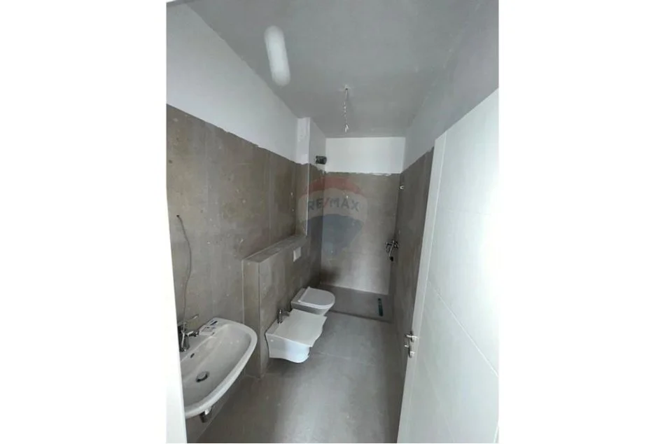 Tirane, jepet me qera ambjent biznesi , 100 m² 500 € (Sadik Petrela)