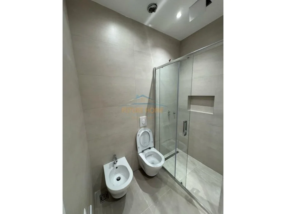 Tirane, jepet me qera apartament 3+1+Aneks+Ballkon Kati 7, 134 m² 2.300 € (Rezidencen Golden Park, prane Air Albania.)