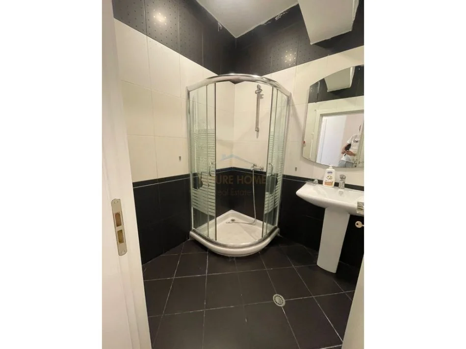 Tirane, jepet me qera apartament 2+1+Aneks+Ballkon Kati 5, 125 m² 500 € (selite)