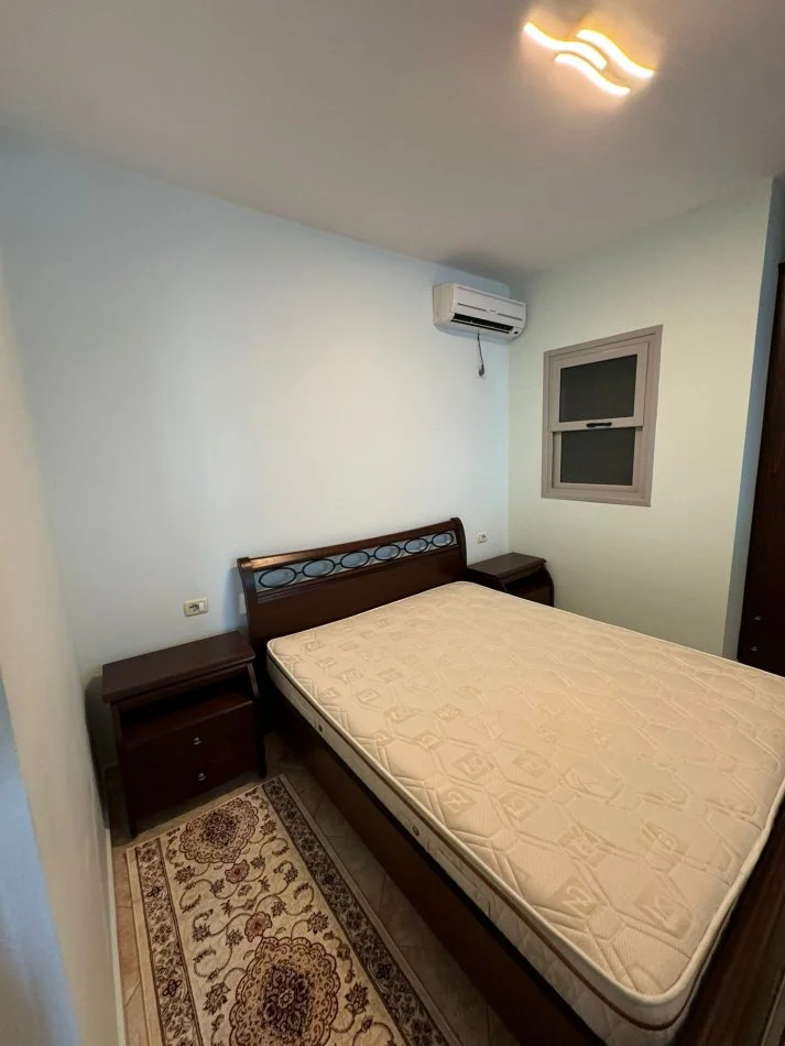 Tirane, jepet me qera apartament 3+1+Ballkon Kati 2, 400 € (thesari, fresk)