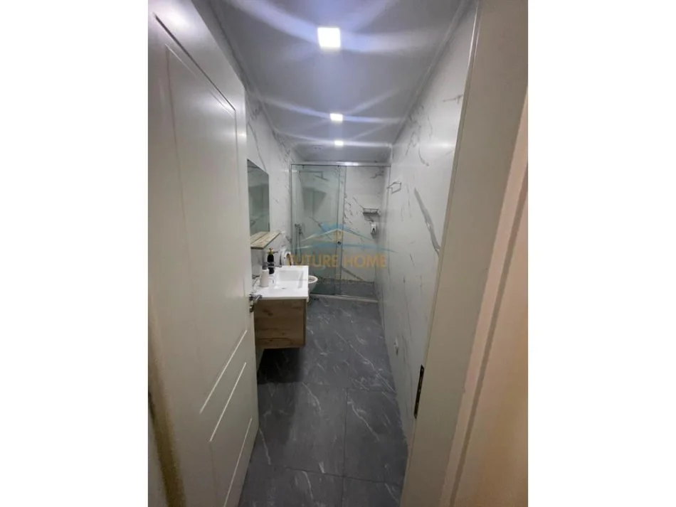 Tirane, jepet me qera apartament 2+1+Aneks+Ballkon Kati 5, 155 m² 1.500 € (qender)