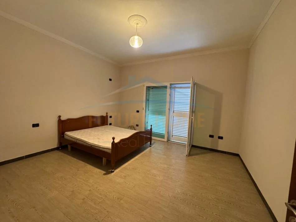 Durres, jepet me qera Vile Kati 3, 384 m² 1.000 € (Kryqit të Kuq, Durrës)