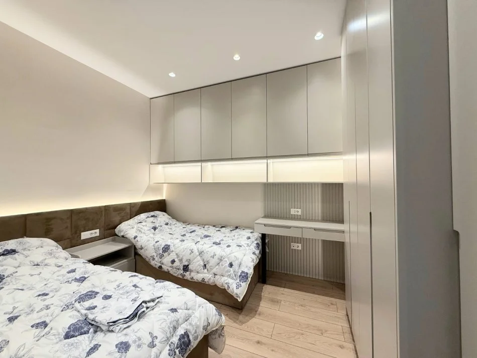 Tirane, jepet me qera apartament 2+1 Kati 1, 90 m² 800 € (Liqeni i Thate)