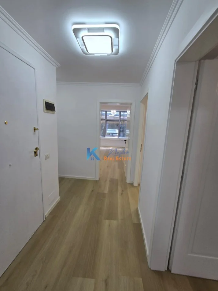 Tirane, shitet apartament 2+1 Kati 2, 75 m² 188.000 € (21 Dhjetori, buzë rrugës kryesore)