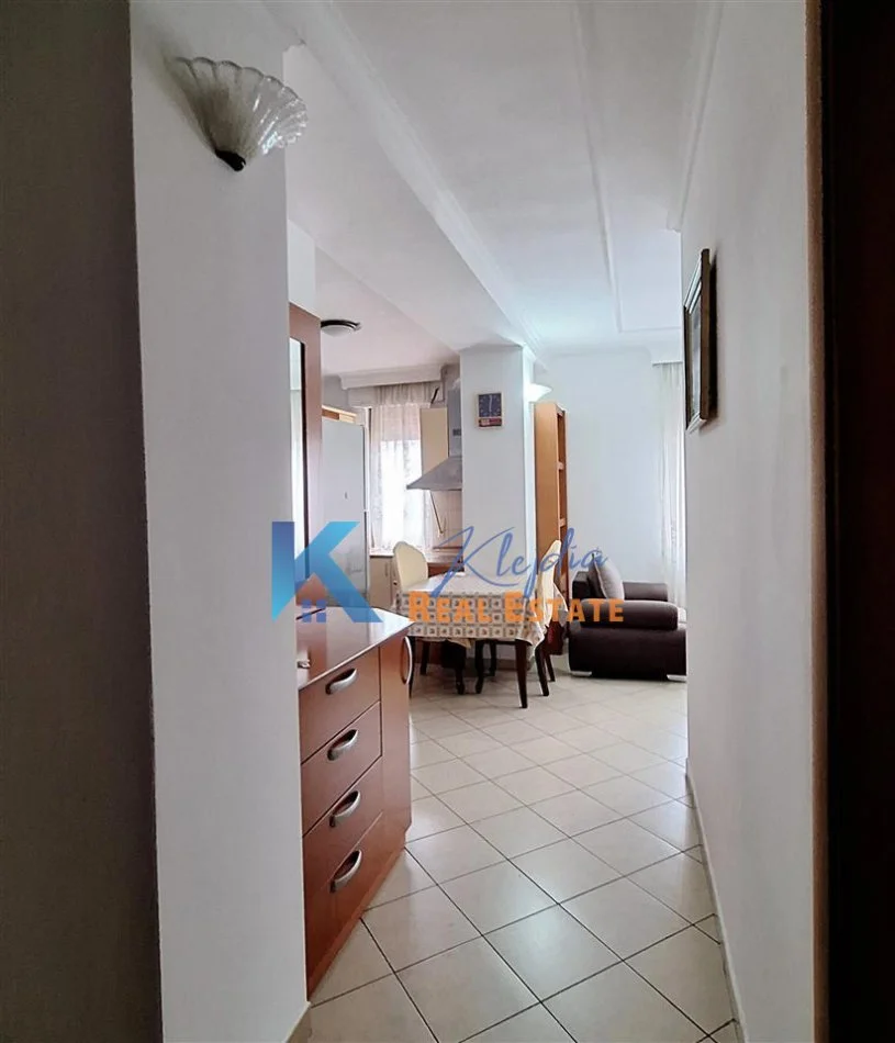Tirane, jap me qera apartament 1+1+Ballkon Kati 6, 60 m² (Rruga e Barrikadave, afer Gjimnazit Sami Frasheri)