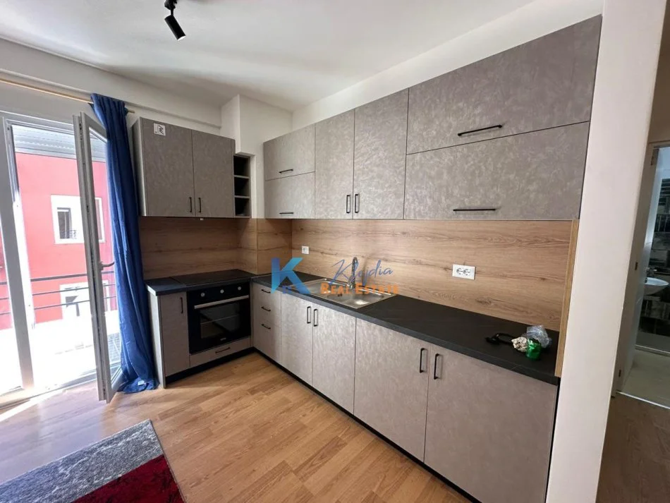 Tirane, jap me qera apartament 1+1+Ballkon Kati 2, 550 m² 550 € (1+1 per qira ne Selite, afer Xhamise se Selites)