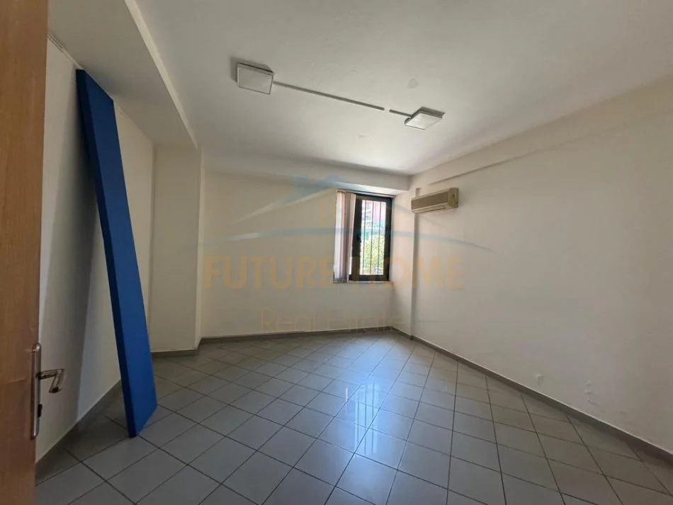 Tirane, jepet me qera Kati 1, 160 m² 1.200 € (RRUGA E DIBRES)