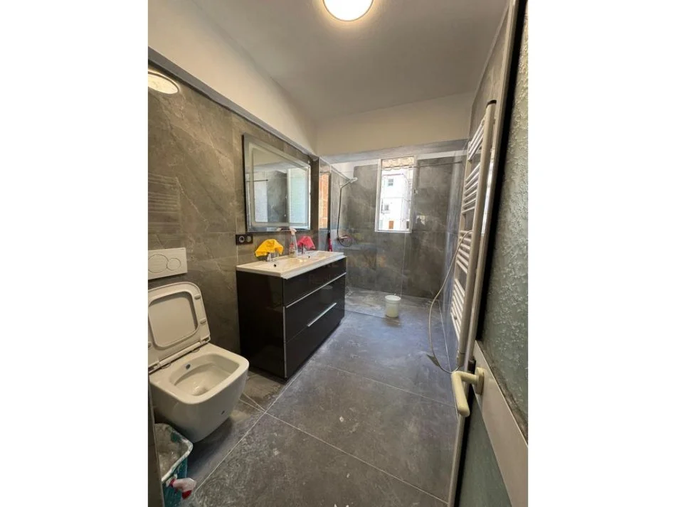 Tirane, jepet me qera apartament 2+1+Aneks+Ballkon Kati 2, 93 m² 900 € (blloku)