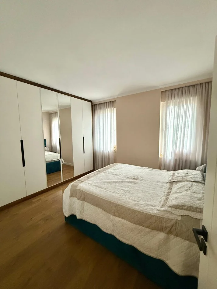Tirane, jepet me qera apartament 2+1 Kati 4, 110 m² 1.000 € (Rruga e Elbasanit)