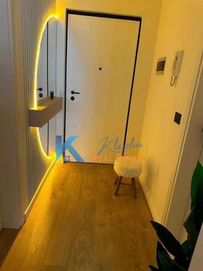 Tirane, jap me qera apartament 1+1+Ballkon Kati 5, 73 m² (Komuna e Parisit)