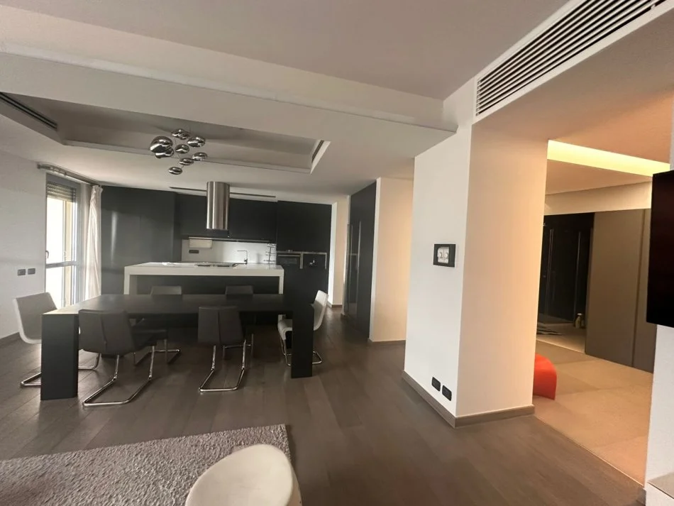 Tirane, jepet me qera zyre Kati 10, 190 m² 2.000 € (Qender)
