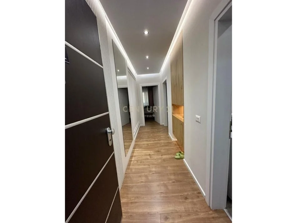 Tirane, shitet apartament 2+1 Kati 3, 96 m² 230.000 € (Mbikalimi i Krista Center)