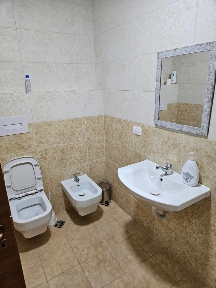 Tirane, jepet me qera zyre Kati 3, 160 m² 3.000 € (Bllok)