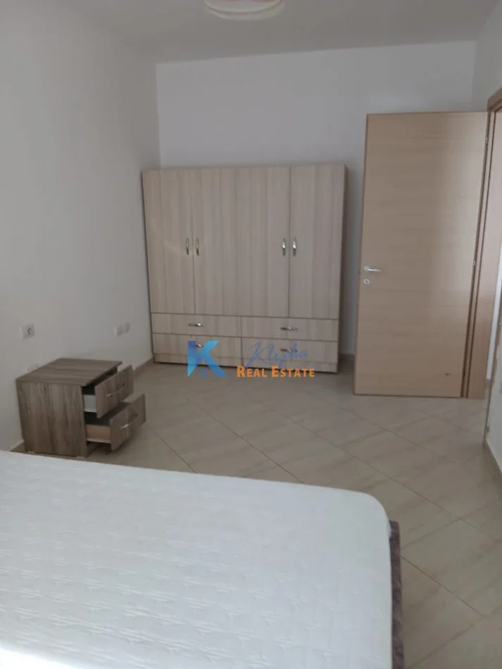 Tirane, jap me qera apartament 2+1+Ballkon Kati 2, 92 m² 500 € (Liqeni i Thate, afer Vila 21)