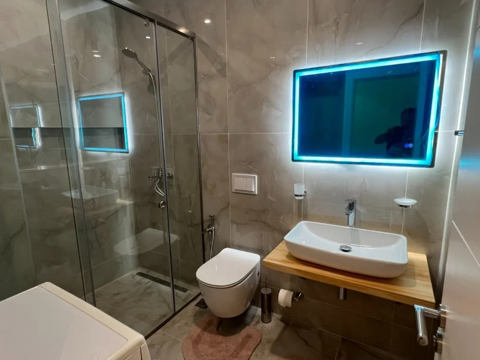 Tirane, jepet me qera apartament 1+1 Kati 5, 78 m² 550 € (Ish-Tregu Elektrik)