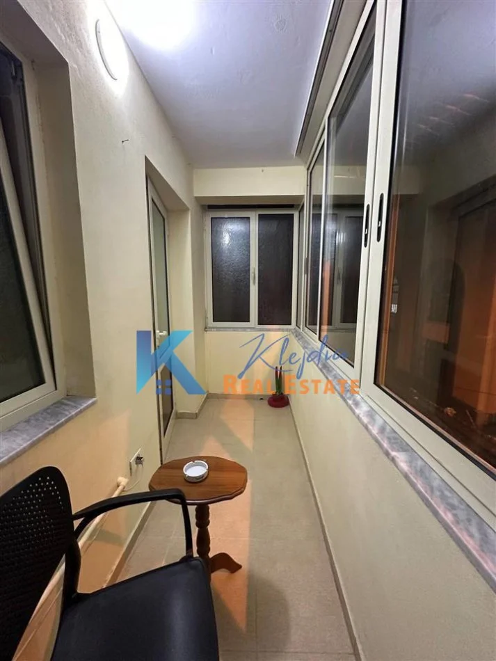 Tirane, jap me qera apartament 2+1+Ballkon Kati 2, 70 m² 600 € (Rruga e Durresit, afer hotel Colosseo)