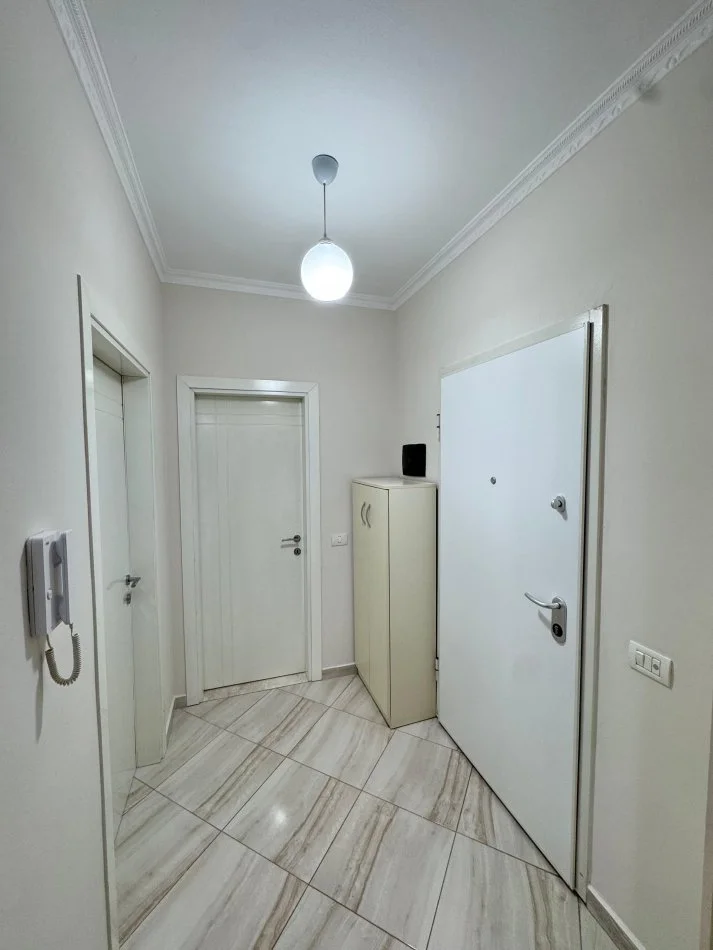 Tirane, jepet me qera apartament 1+1+Ballkon Kati 6, 65 m² 600 € (Komuna e Parisit, rruga Ibrahim Dervishi)