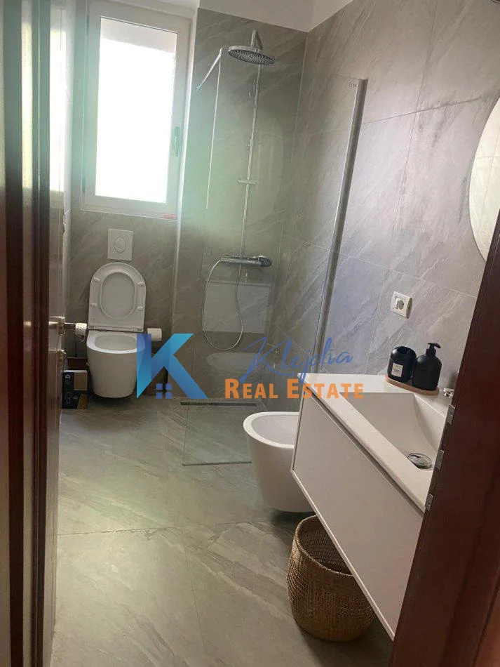 Shqiperi, jap me qera apartament 1+1+Ballkon Kati 2, 65 m² (Mbikalimi i Komunes se Parisit, afer hotel Queen)