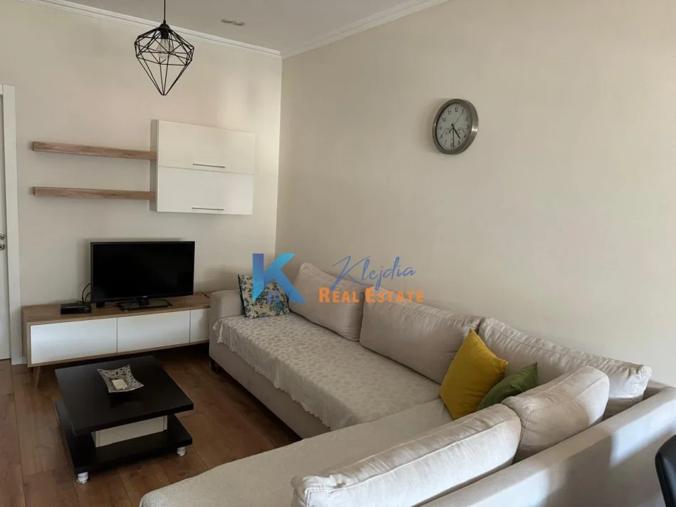 Tirane, jap me qera apartament 1+1+Ballkon Kati 4, 61 m² (Kryqezimi i 21 Dhjetorit)